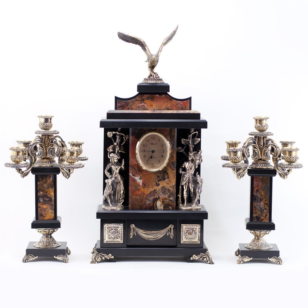 Часы с камнями и 2 канделябрами в гостиную, для камина "Охота" яшма 003088