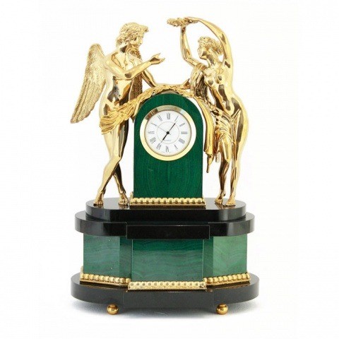 Часы из камня для камина, в гостиную "Амур и Психея" камень малахит 003054