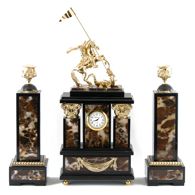 Классические каминные с подсвечниками часы камень / бронза "Георгий Победоносец" камень: яшма, долерит 003536