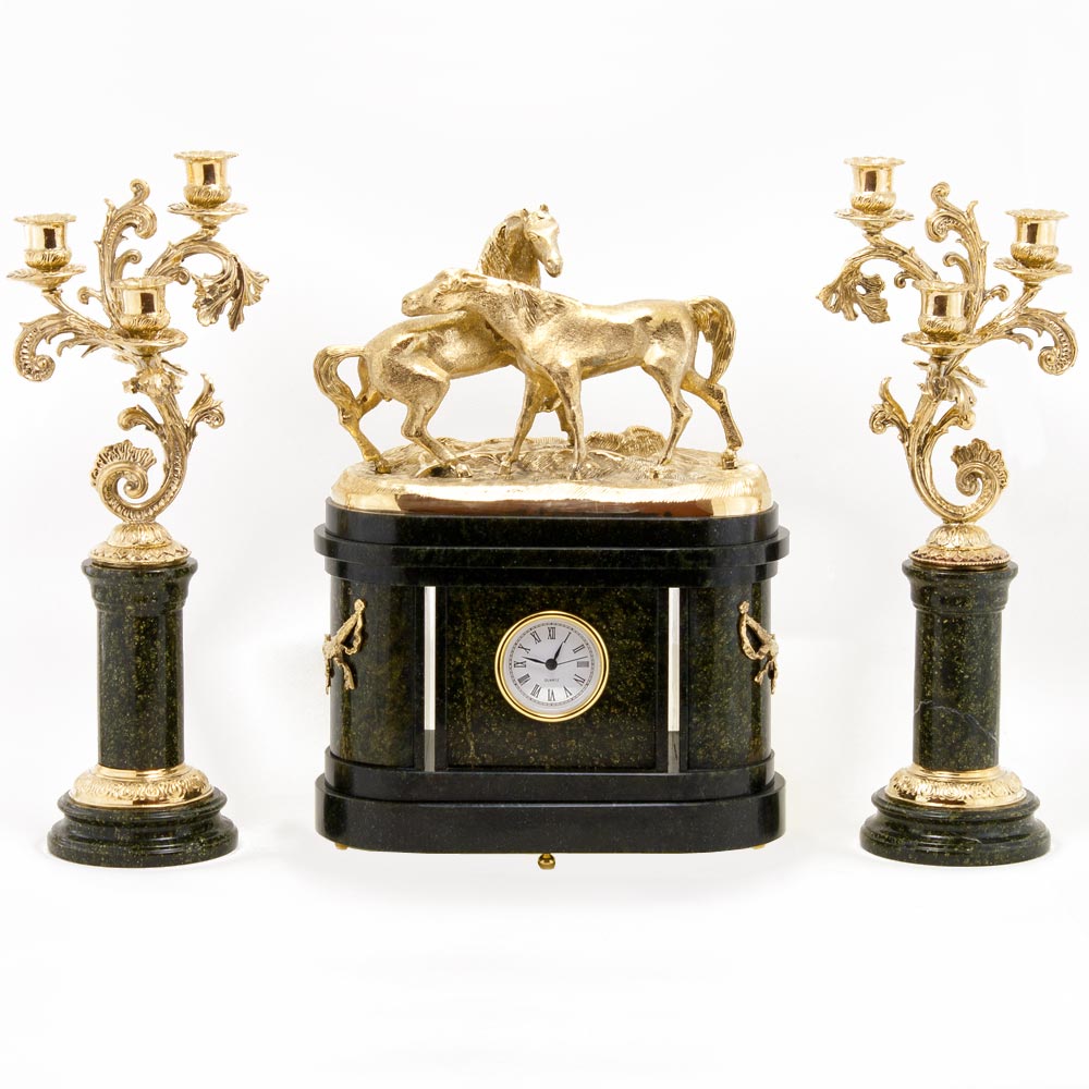  	Часы каминные, для гостиной  "Кони на воле" с канделябрами камень змеевик 003570