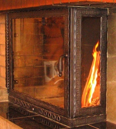  Дверца для камина/печи  кованая угловая Г-образная с поддувалом с термостеклом фирмы Robax