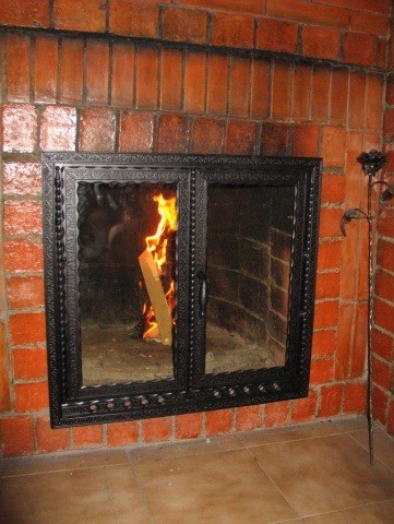 Дверца для печи и камина толстостенная кованая с огнеупорным стеклом фирмы Robax прямоугольная двустворчатая 