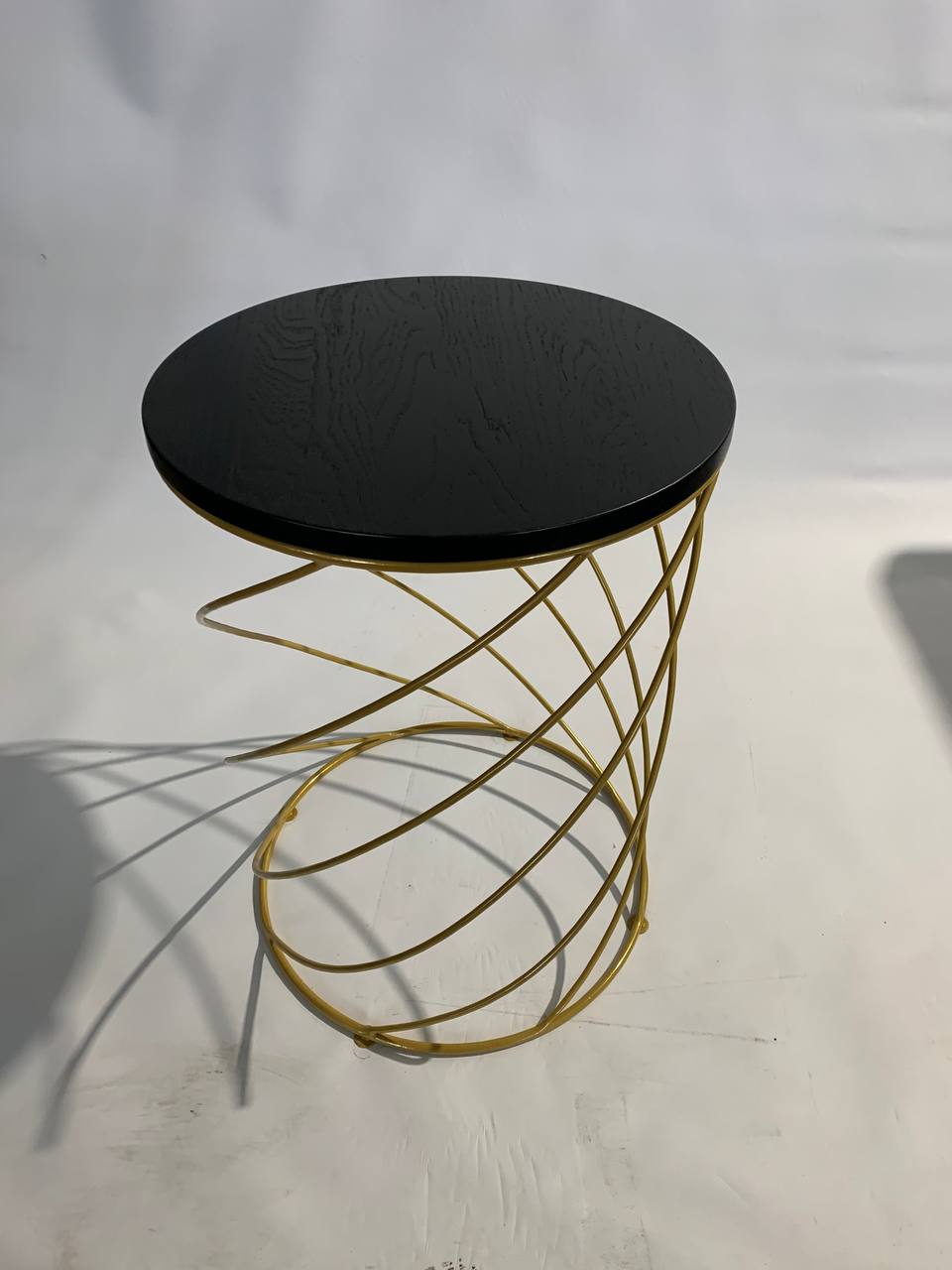 Круглый журнальный/кофейный столик лофт приставной СТ22 Пружина. Металл+ массив дуба