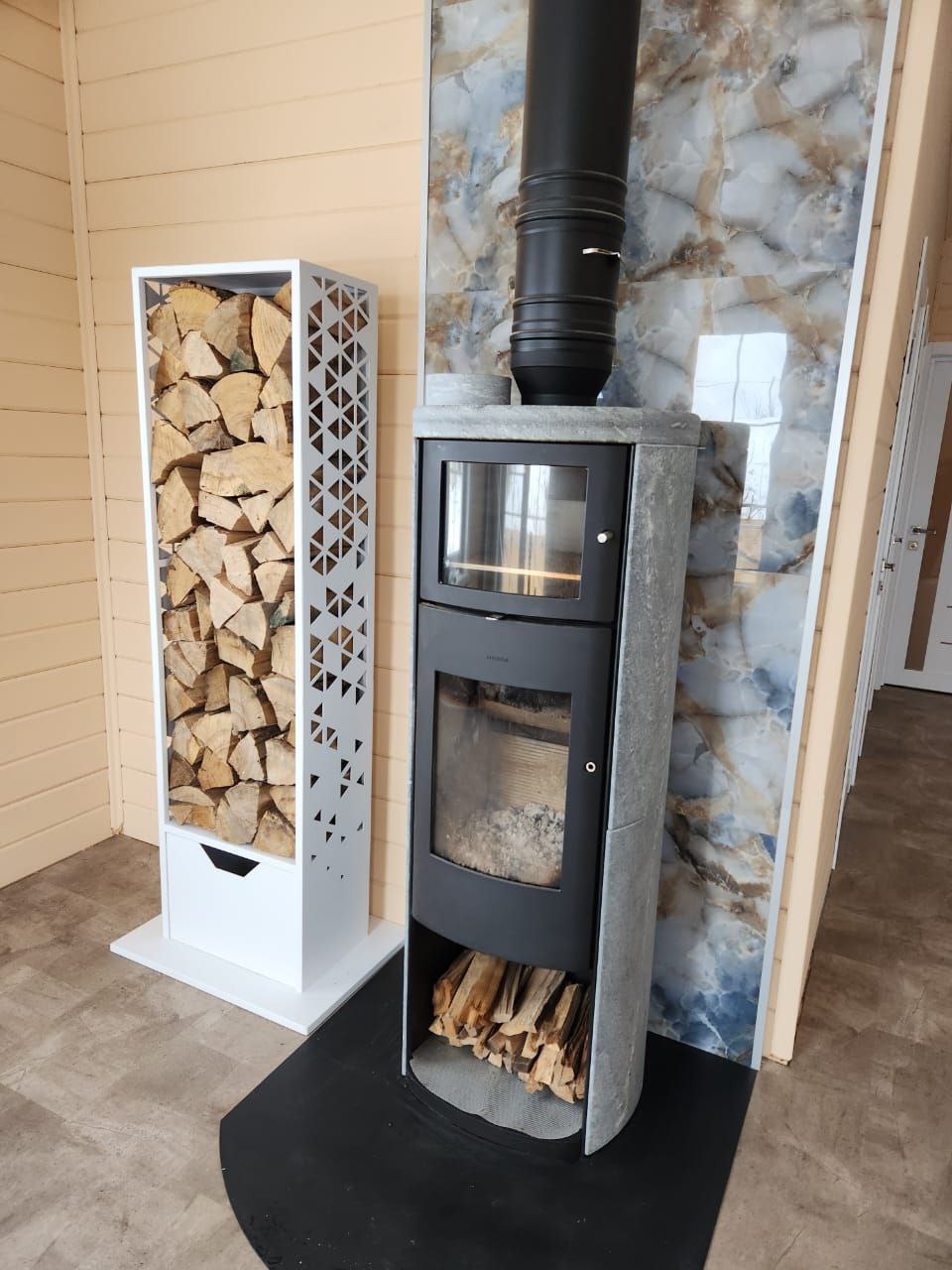 Стеллаж для дров и щепок белый(дровница) "Сюрприз" с полкой для дров и ящиком для щепок 