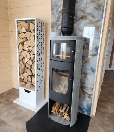 Дровница для камина/печи/бани лофт белая с лазерной резкой "Сюрприз" с полкой для дров и ящиком для щепок