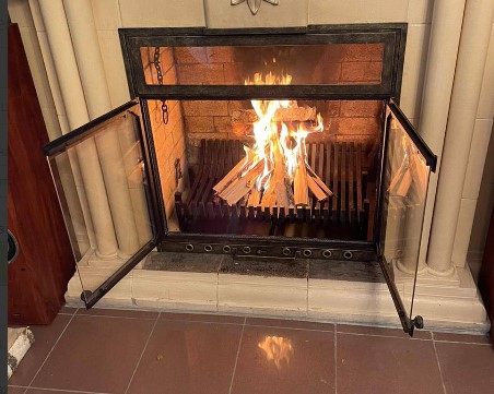 Дверца для камина с огнеупорным стеклом кованая нестандартной конструкции