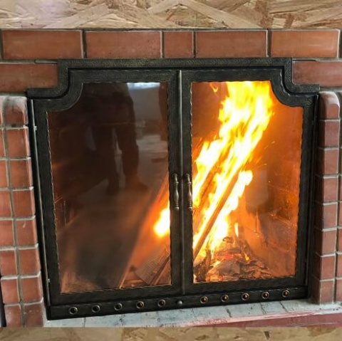 Дверца для камина с огнеупорным стеклом прямая кованая