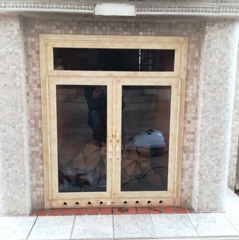 Бежевая дверца для камина с огнеупорным стеклом кованая