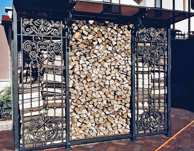 Дровница уличная кованая с крышей из металла