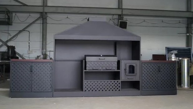 Мангальная зона лофт из металла профессиональная черная с мангалом, печью и ковкой (мангальный комплекс 019)