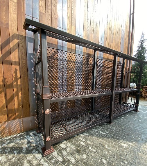 Большая кованая дровница уличная из металла премиум с инициалами владельца