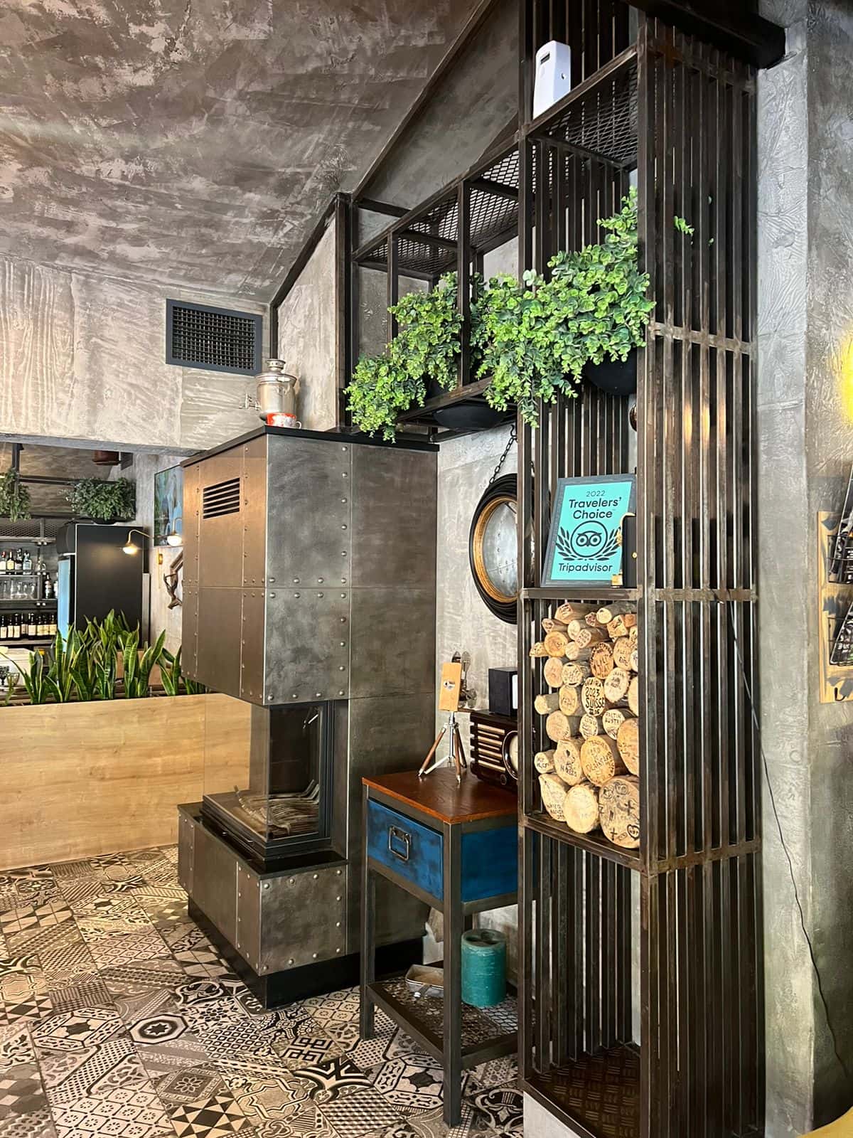 Стеллаж для дров в доме из металла большой в стиле лофт с патиной