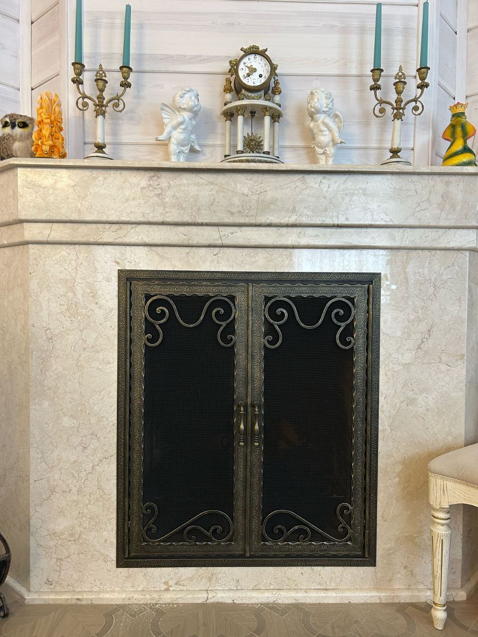 Дверца для камина двустворчатая с металлической сеткой  кованая