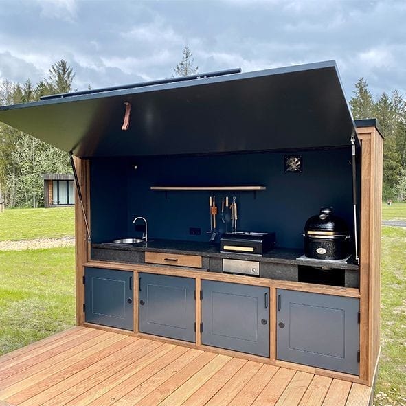 Мангальная зона под крышей  с газовым грилем 